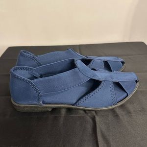Women’s strap sandals. Size 8W